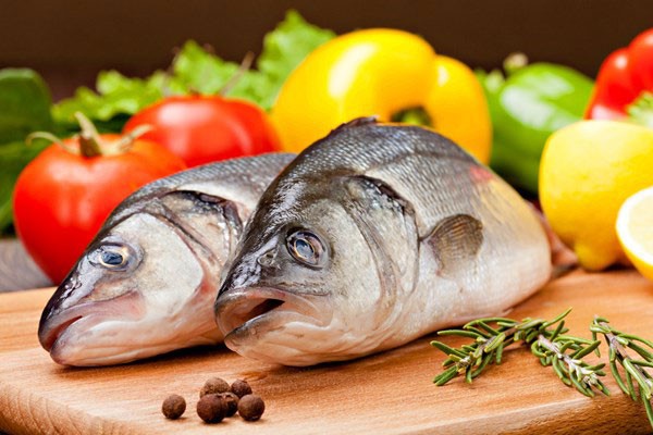 Đau dạ dày có nên ăn cá không, có ăn được cá biển và canh cua không? 