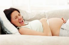 Đầy bụng khi mang thai 3 tháng đầu và 3 tháng cuối phải làm sao? 