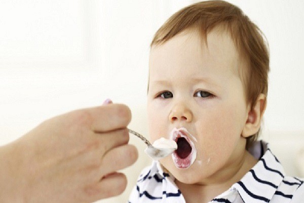Đau bụng, rối loạn tiêu hóa có nên uống sữa không, ăn được sữa chua không? 