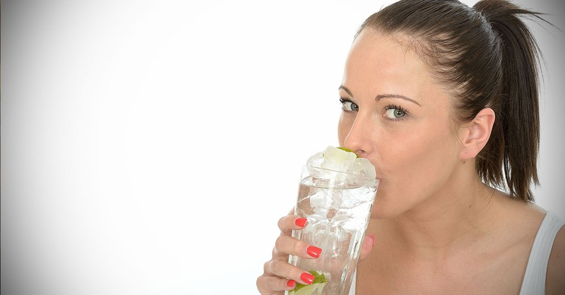 Viêm họng có nên uống nước đá và nước lạnh nhiều không? 