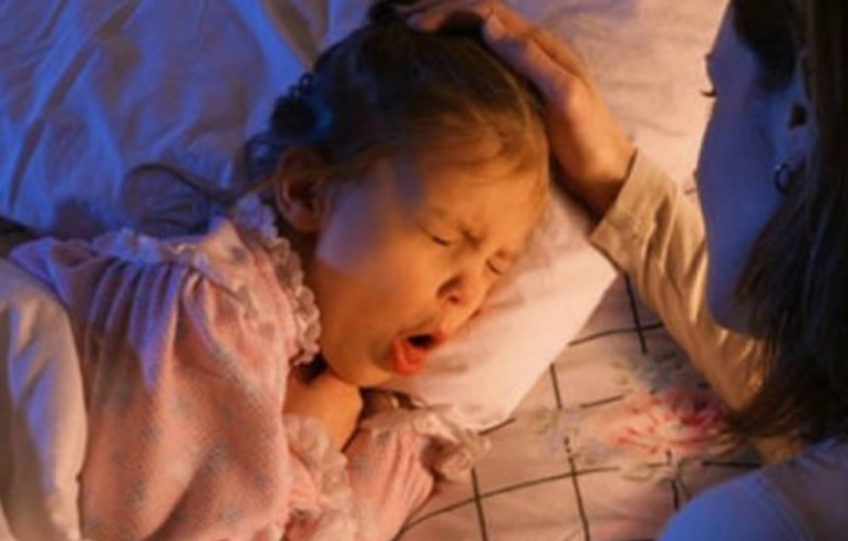 Trẻ ho khan nhiều khi ngủ về đêm đáng ngại không, ba mẹ làm gì? 