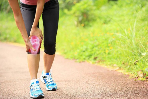 Bị đau đầu gối khi chạy bộ phải làm sao, có nên đi bộ không? 