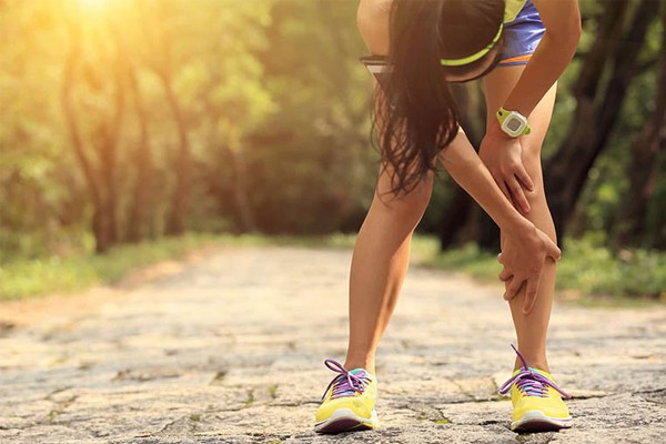 Bị đau đầu gối khi chạy bộ phải làm sao, có nên đi bộ không? 