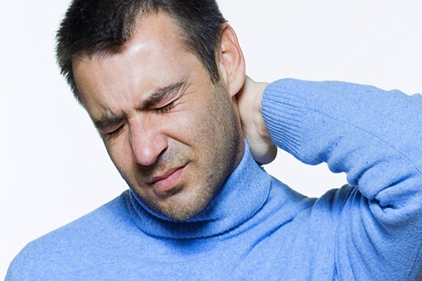 Bị đau vai gáy khó thở phải làm sao, cần can thiệp như thế nào? 