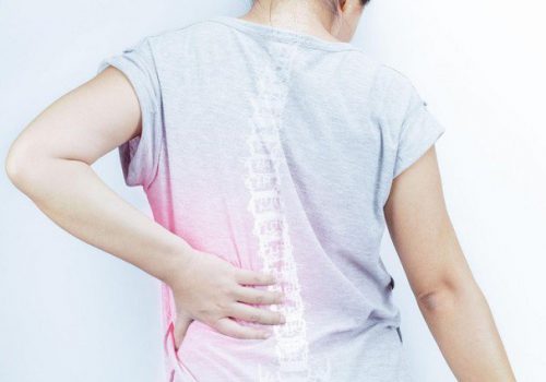 Đứng lâu, đứng nhiều có bị đau lưng không, là bị bệnh gì? 