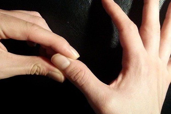 Bị tê đầu ngón tay cái, trỏ, giữa, các ngón nóng rát là bệnh gì? 