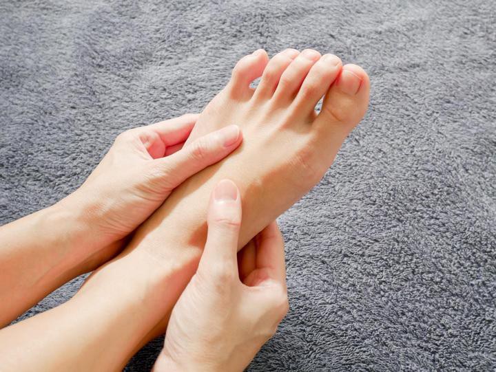 Tê lòng bàn chân như bị kim châm kèm đau nhức là bị bệnh gì? 